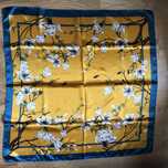 Elegancka chustka apaszka 90x90 cm kwiaty magnolii na żółtym tle