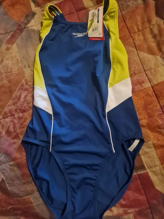 Bikini, fato de banho e outros.