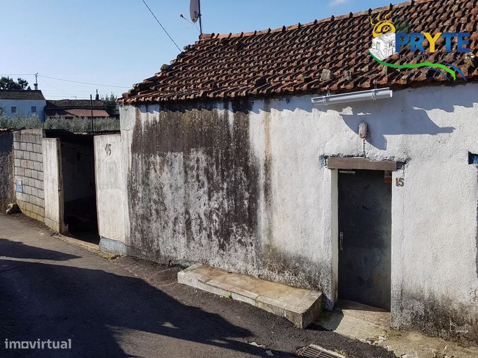 Moradia a necessitar de obras de recuperação com pequeno logradouro