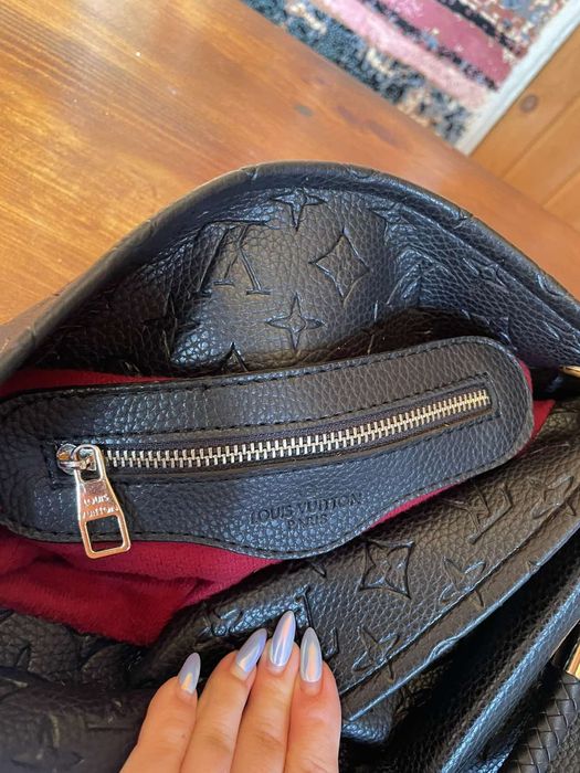Сумка louis vuitton чорна з тисненням монограми!.