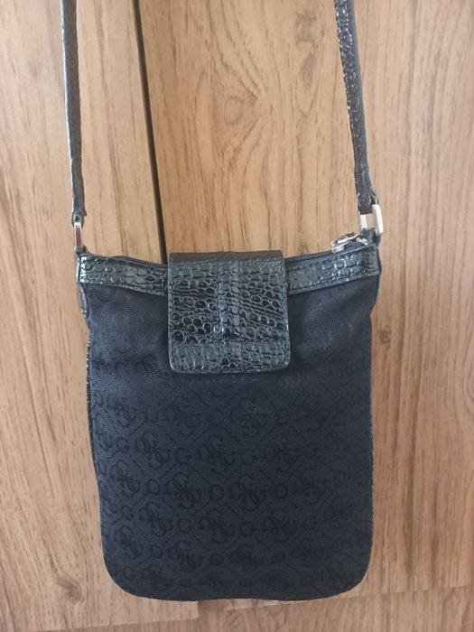 GUESS mała torebka listonoszka czarna pleciona przeplatana monogram