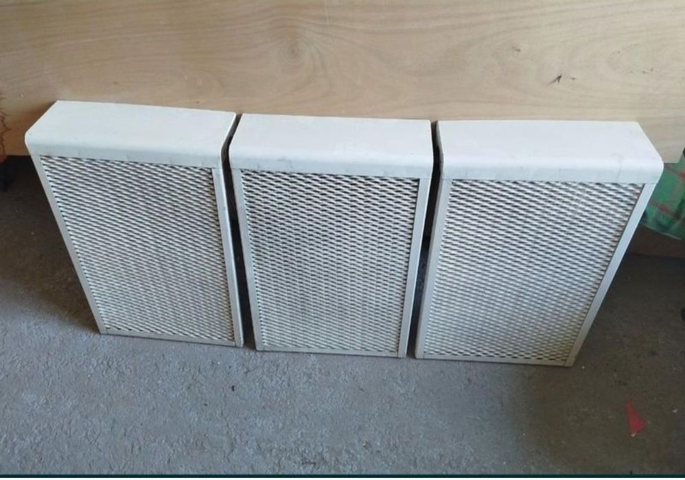 Решетка радиатора, белая. Хорошее состояние.