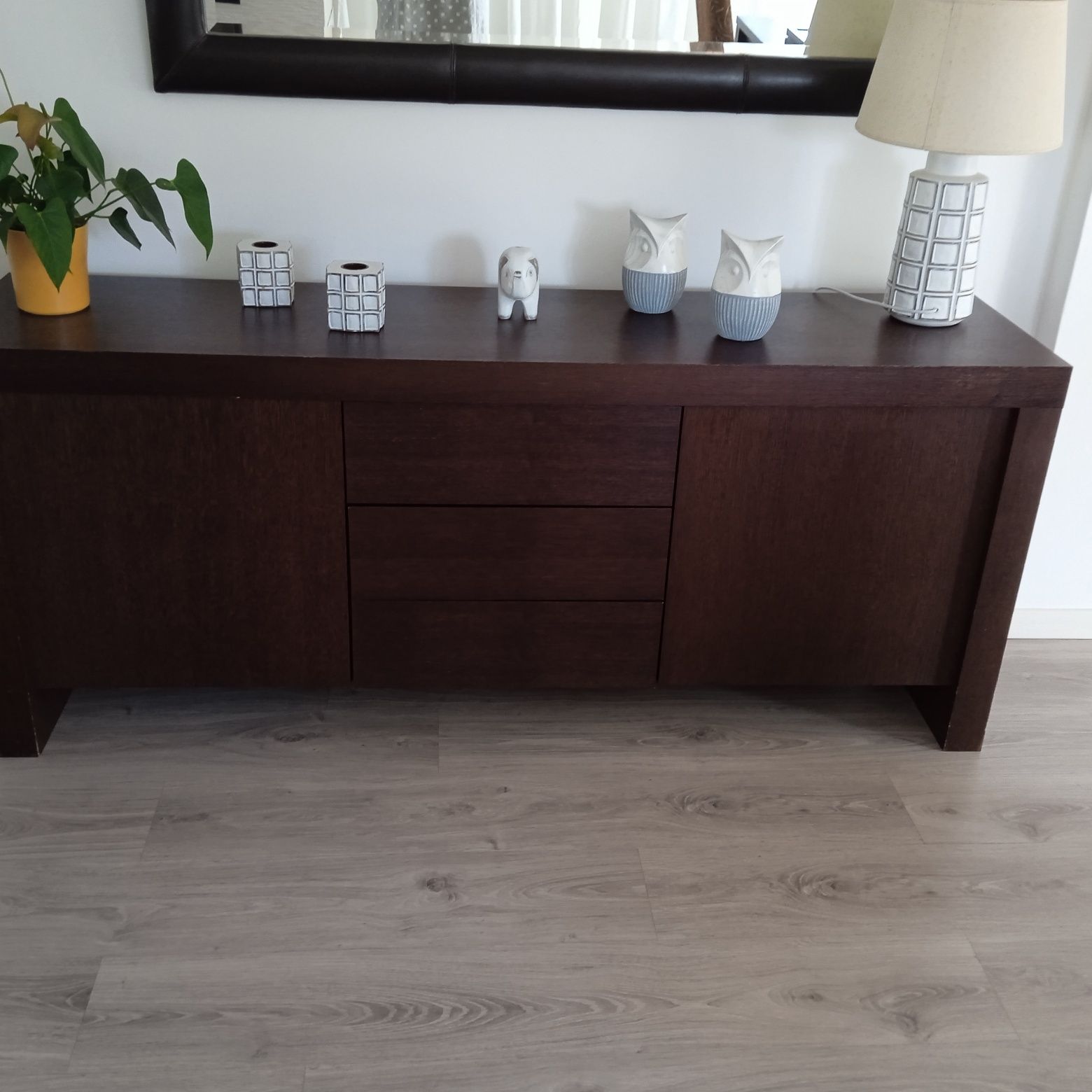Mesa cadeiras e aparador