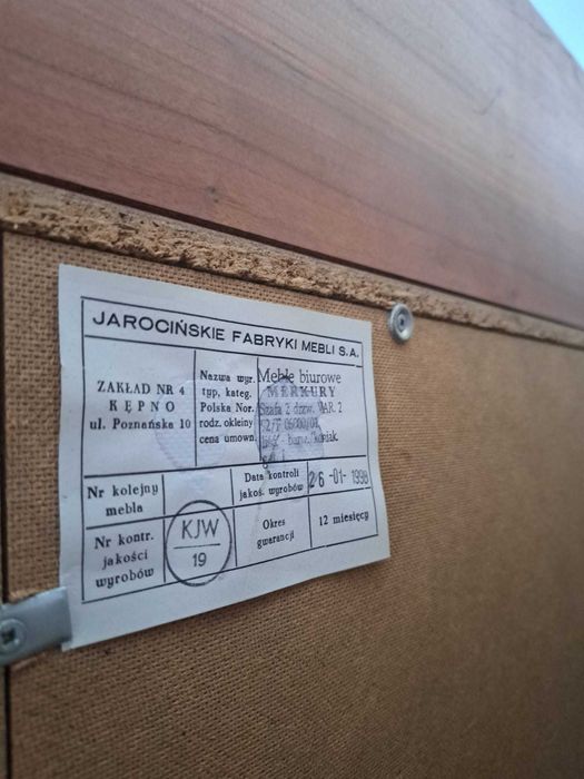 Zestaw pięknych klasycznych mebli drewnianych