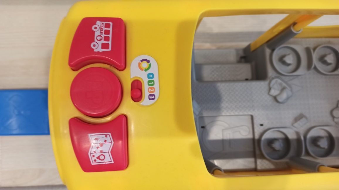 Grający autobus Fisher price.