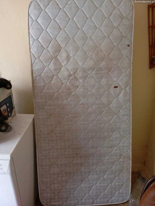 Estrado com colchão solteiro, com pés
Encontra se na Baixa da Banheira