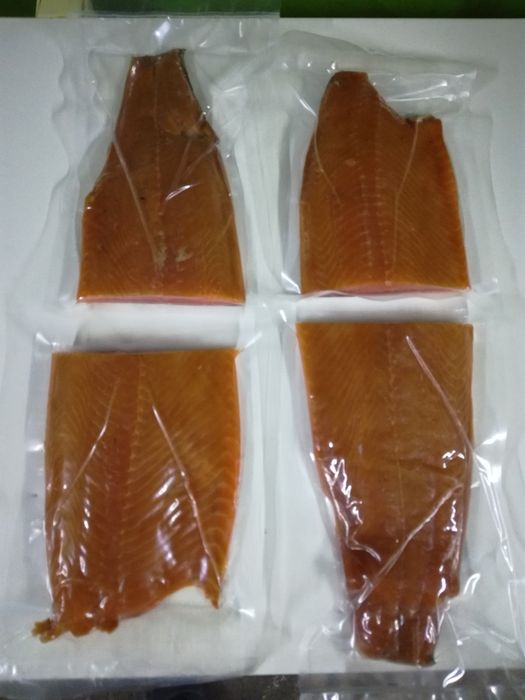 Łosoś filet ze skórą wędzony na zimno.