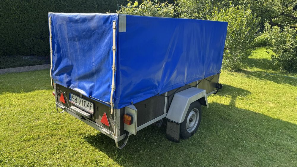 Przyczepa lekka Niewiadów 560 DMC z hamulcem najazdowym i plandeką.