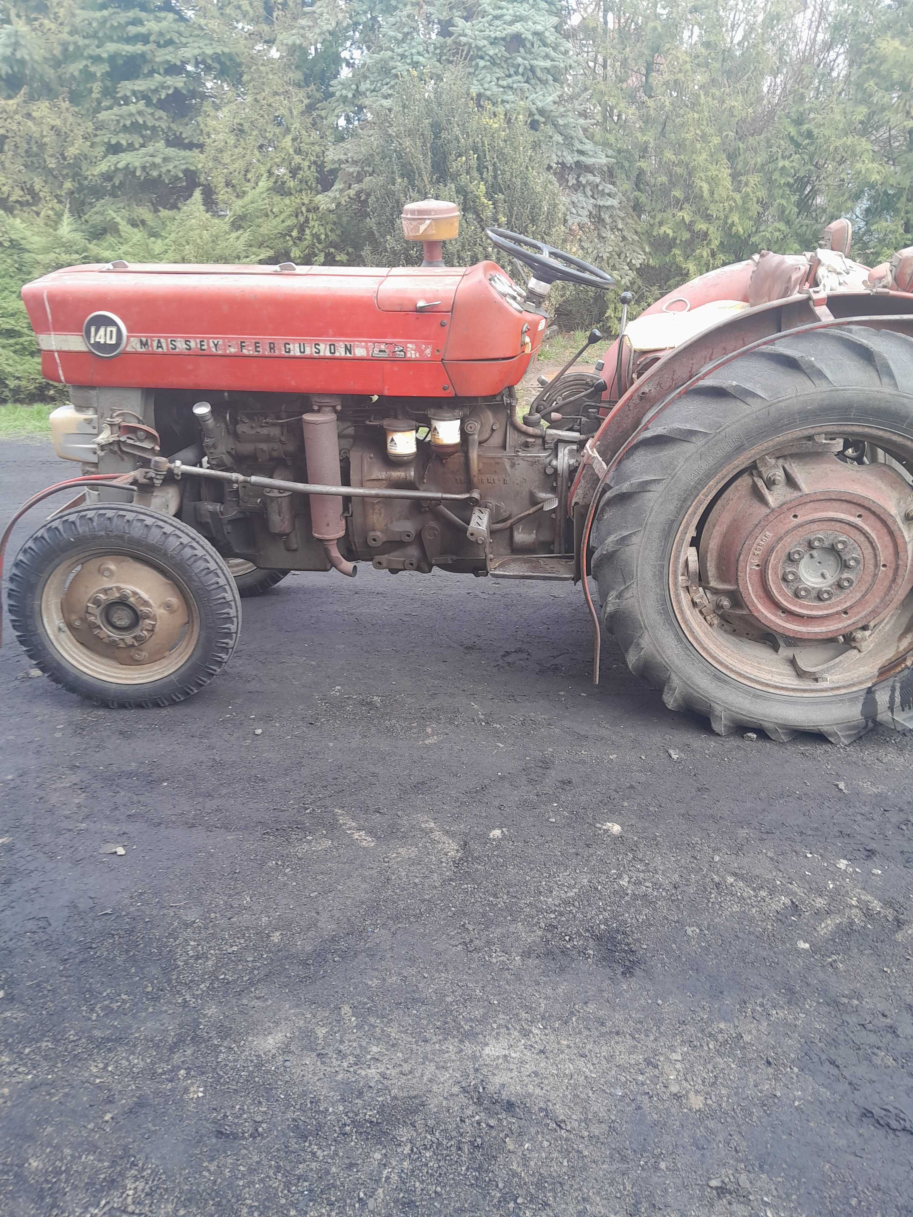 Ciągnik sadowniczy Massey Ferguson 140V