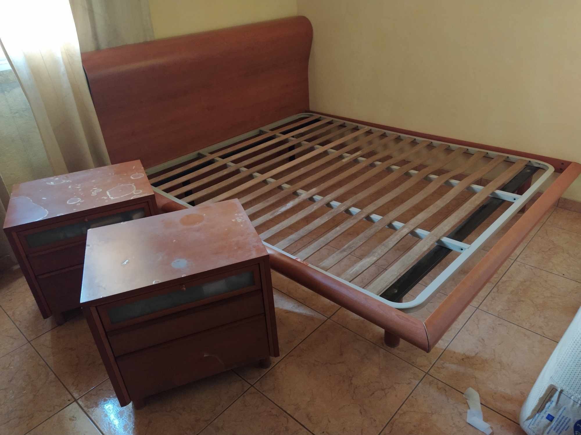 cama com estrado + 2 mesinhas de cabeceira