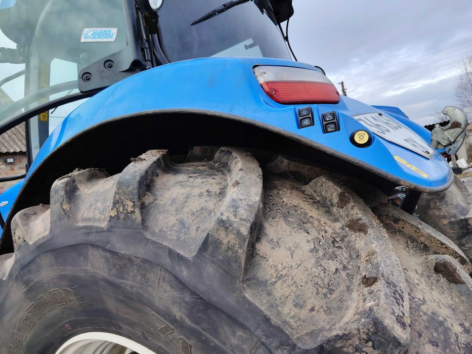 трактор New Holland 7070