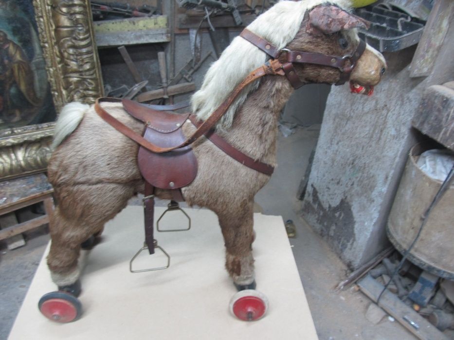 triciclo antigo, cavalo em madeira forrada a pele anos 50