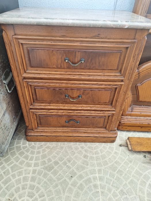 Cama  com estrado e colchão mesas de cabeceira em madeira maciça