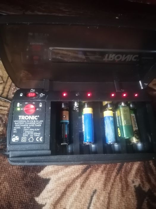 Зарядний пристрій для крон і батарейок а і ааа
