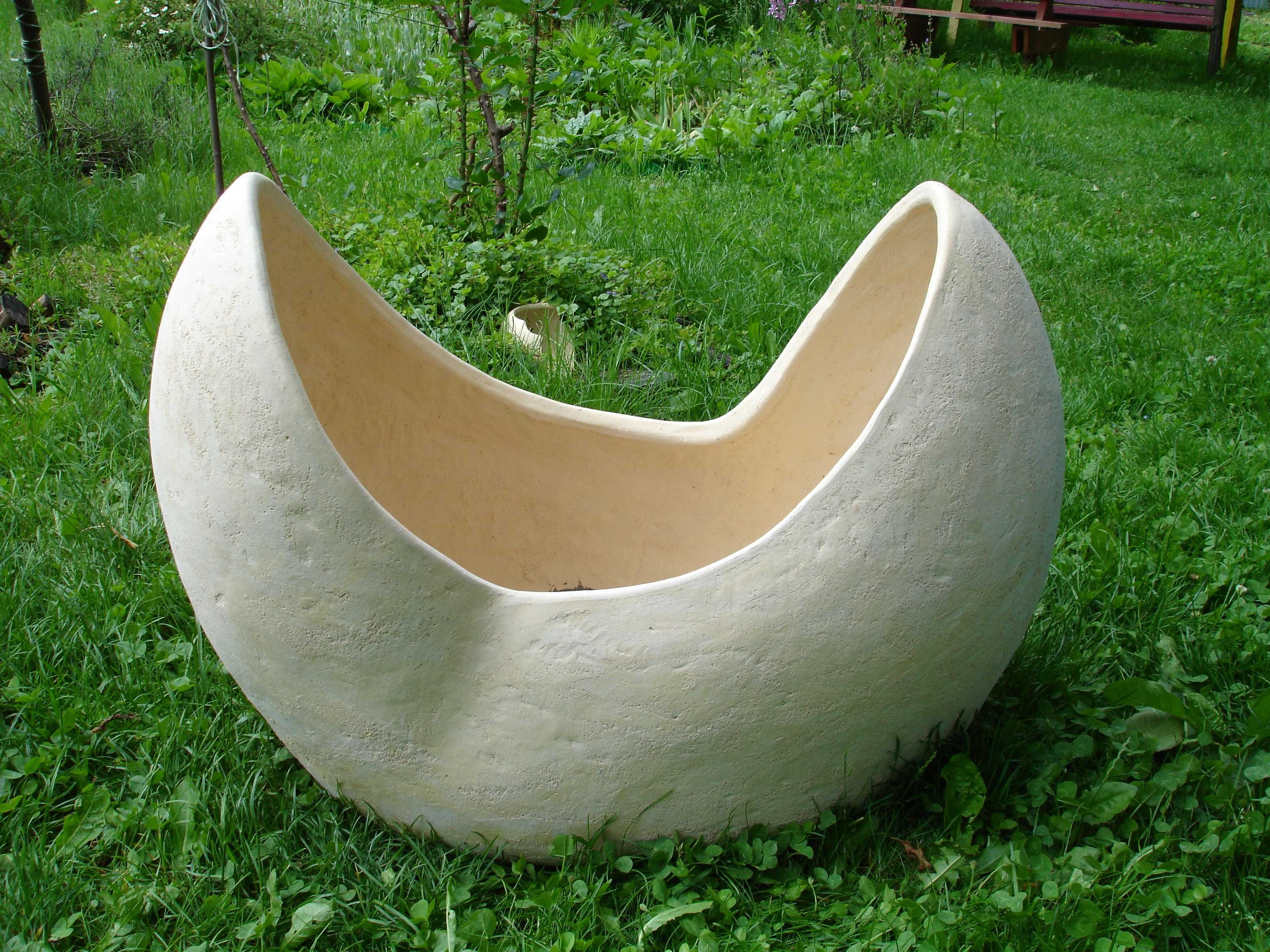 Donica ceramiczna dł. 80 cm. Wys. 60 cm. Szer. 40 cm.