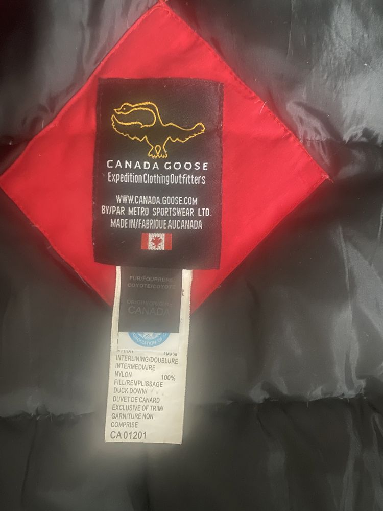 Kurtka puchowa w kolorze czerwonym, marki Canada Goose.