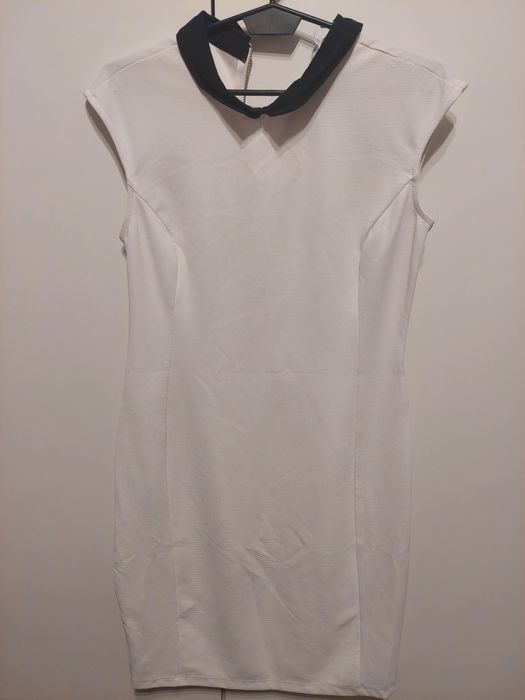 Biała sukienka z czarnym kołnierzykiem S/36