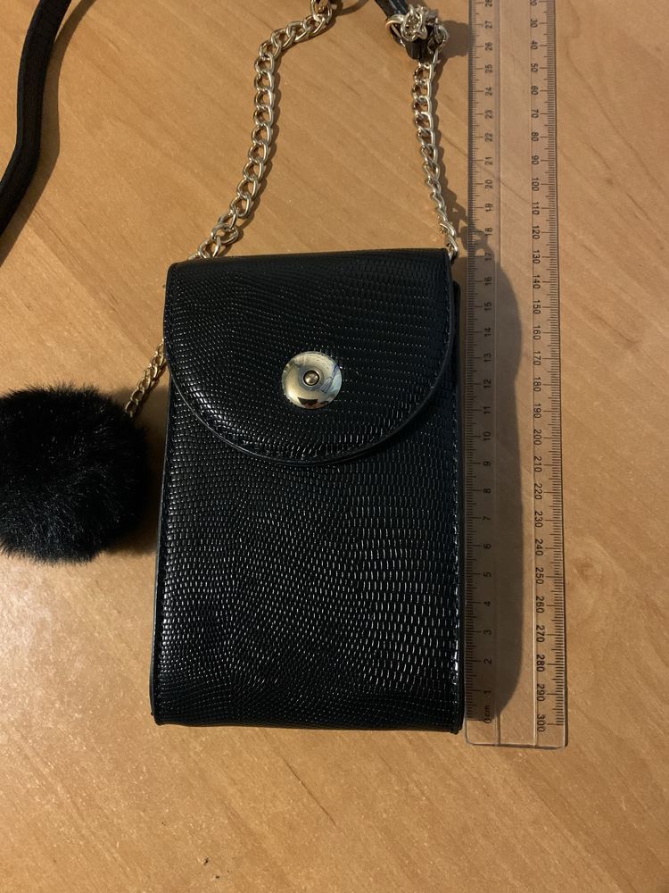 Mohito torebka Etui na telefon czarne na pasku regulowanym z pomponem