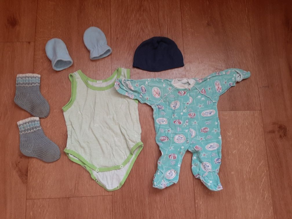 Продам вещи для новорождённого ползунки,боди,шапочки,царапки,носки