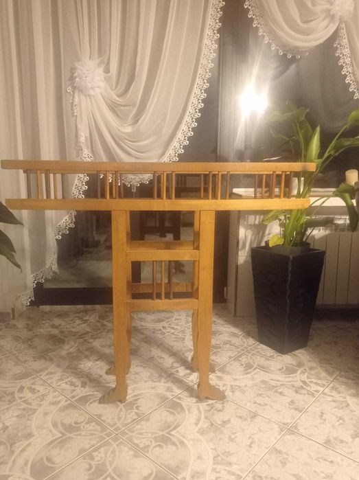 Stary drewniany kwietnik