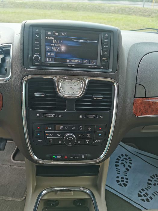 2014 Chrysler Town & Country Touring L Złoty a skromny