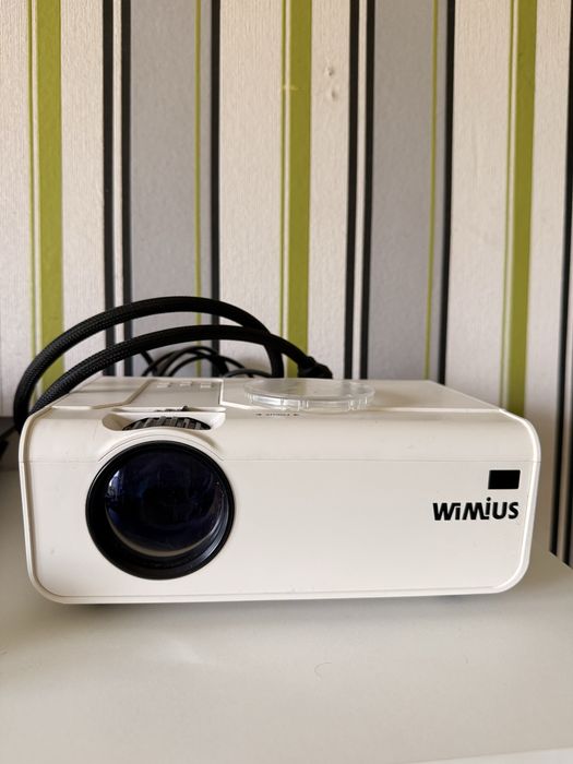 Продам проєктор і екран в комплекті!