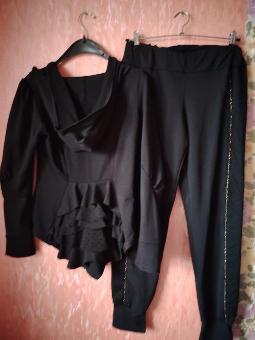 Костюм Модельный брюки и кофта трикотаж с гипюром и воланом 48р. L