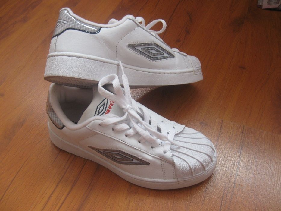 Фирменные женские кроссовки Umbro новые.