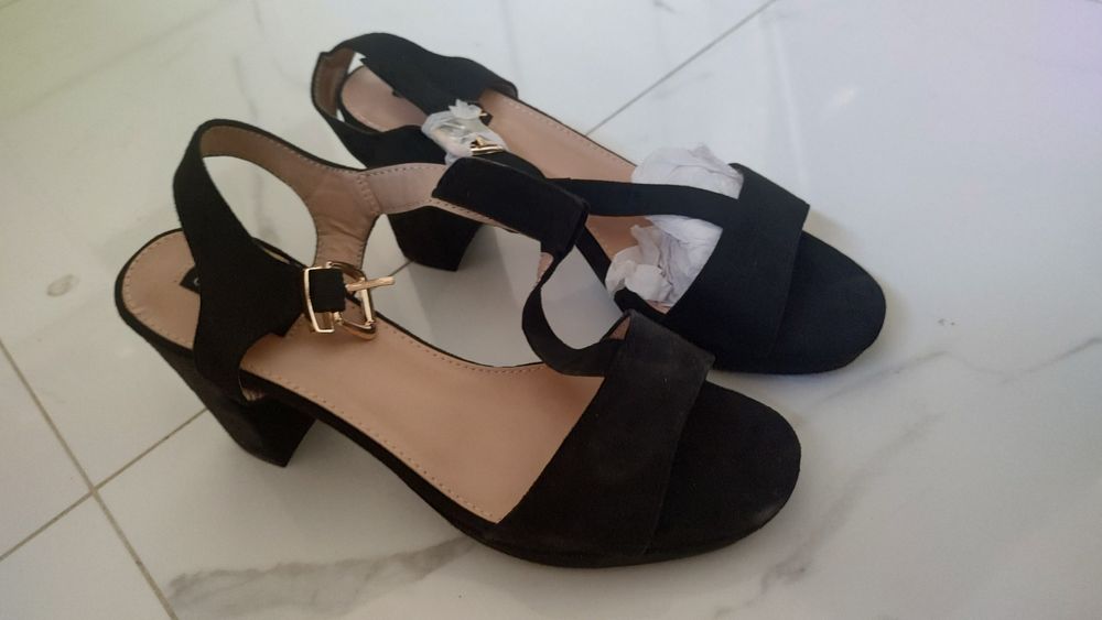Sprzedam NOWE sandały na słupku 41