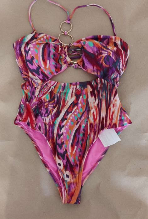 Яскравий купальник для купання в басейні, та море