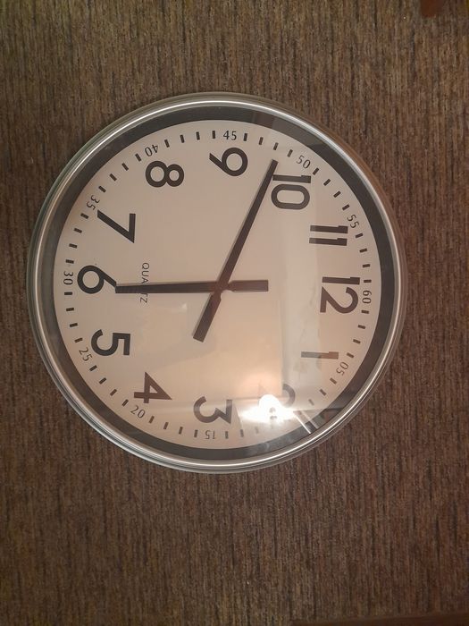 Zegar ścienny na baterie