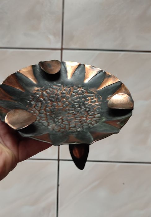 Stara miedziana popielnica z epoki PRL