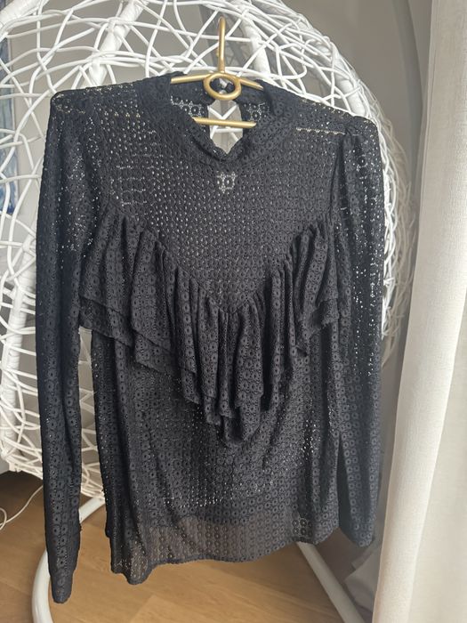 Czarna koszulka z falbanka