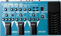 Pedaleira BOSS ME-50 com transformador a funcionar
