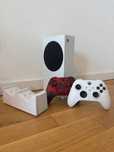 Xbox Series S + 2 Pady