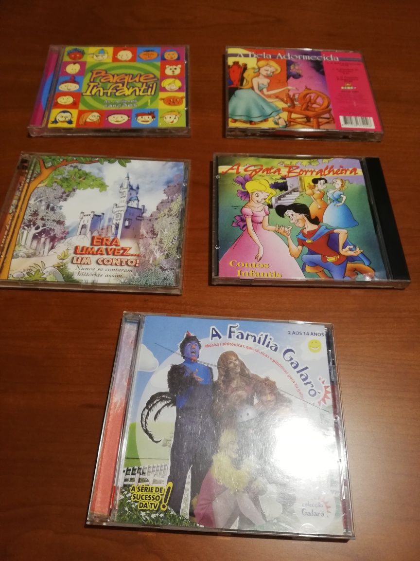 CD de histórias infantis; porta CDS Barbie