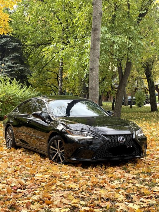 Оренда авто Lexus es300h (гібрид) аренда