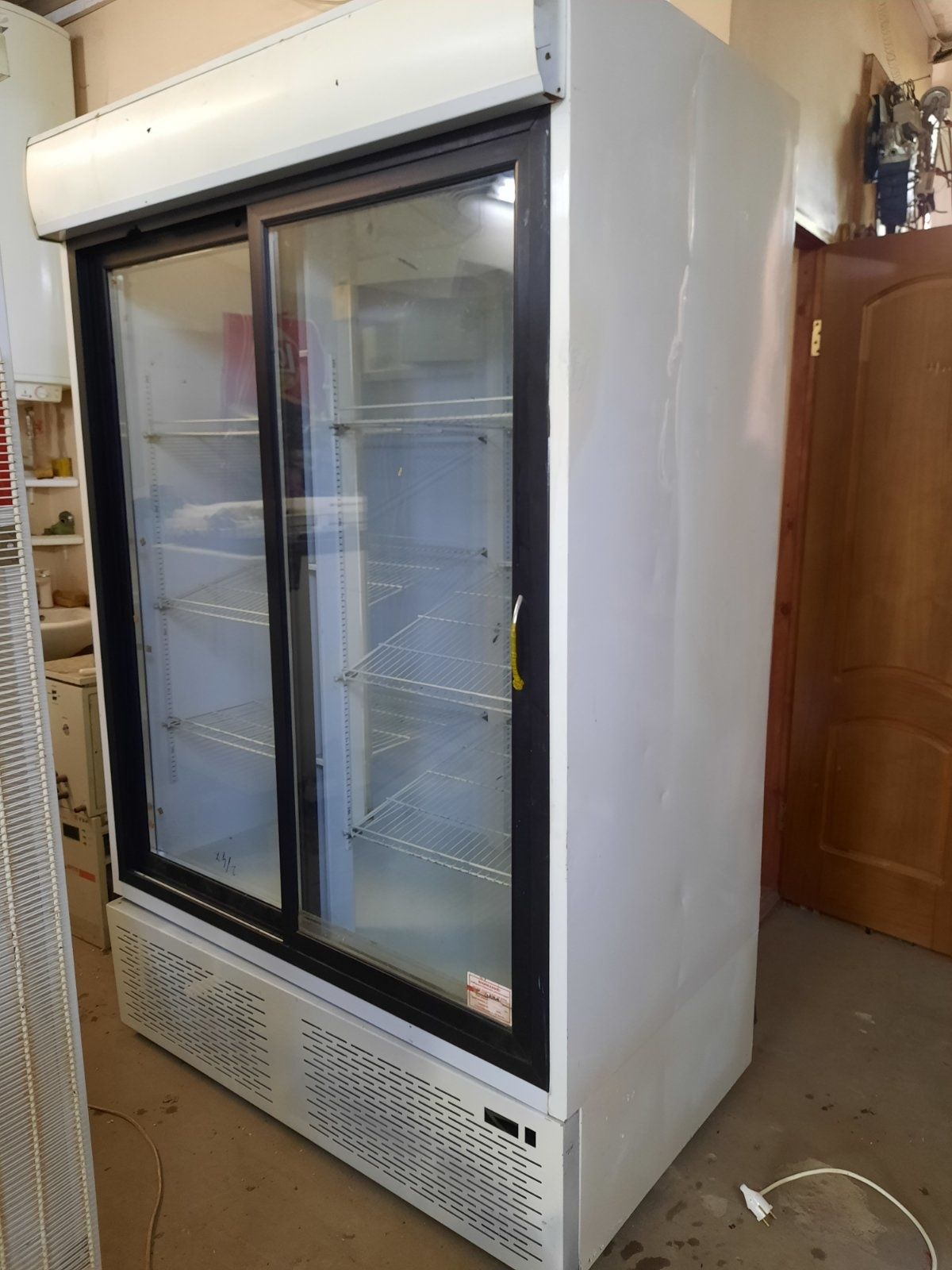 Продам холодильные витрины.