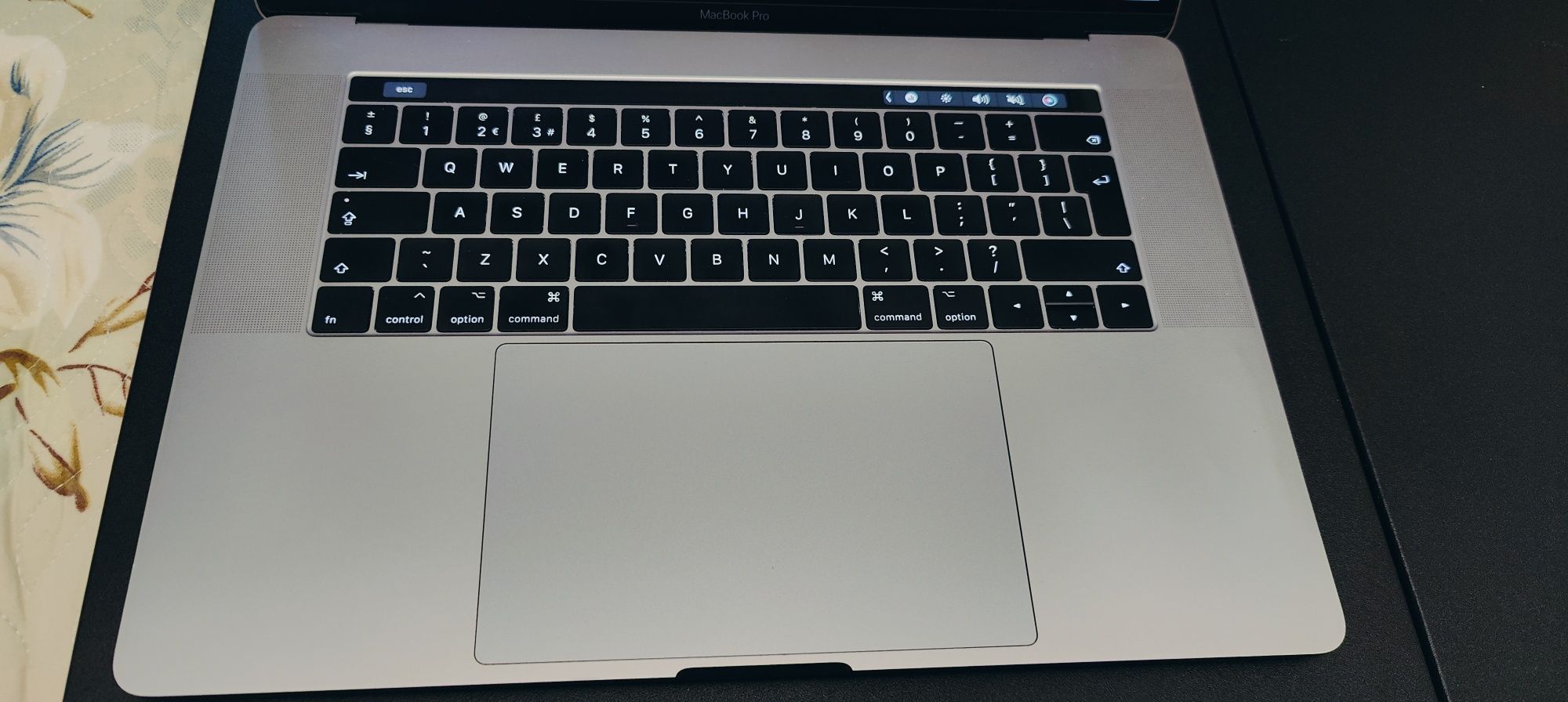 MacBook pro 15" 2016 року touchbar