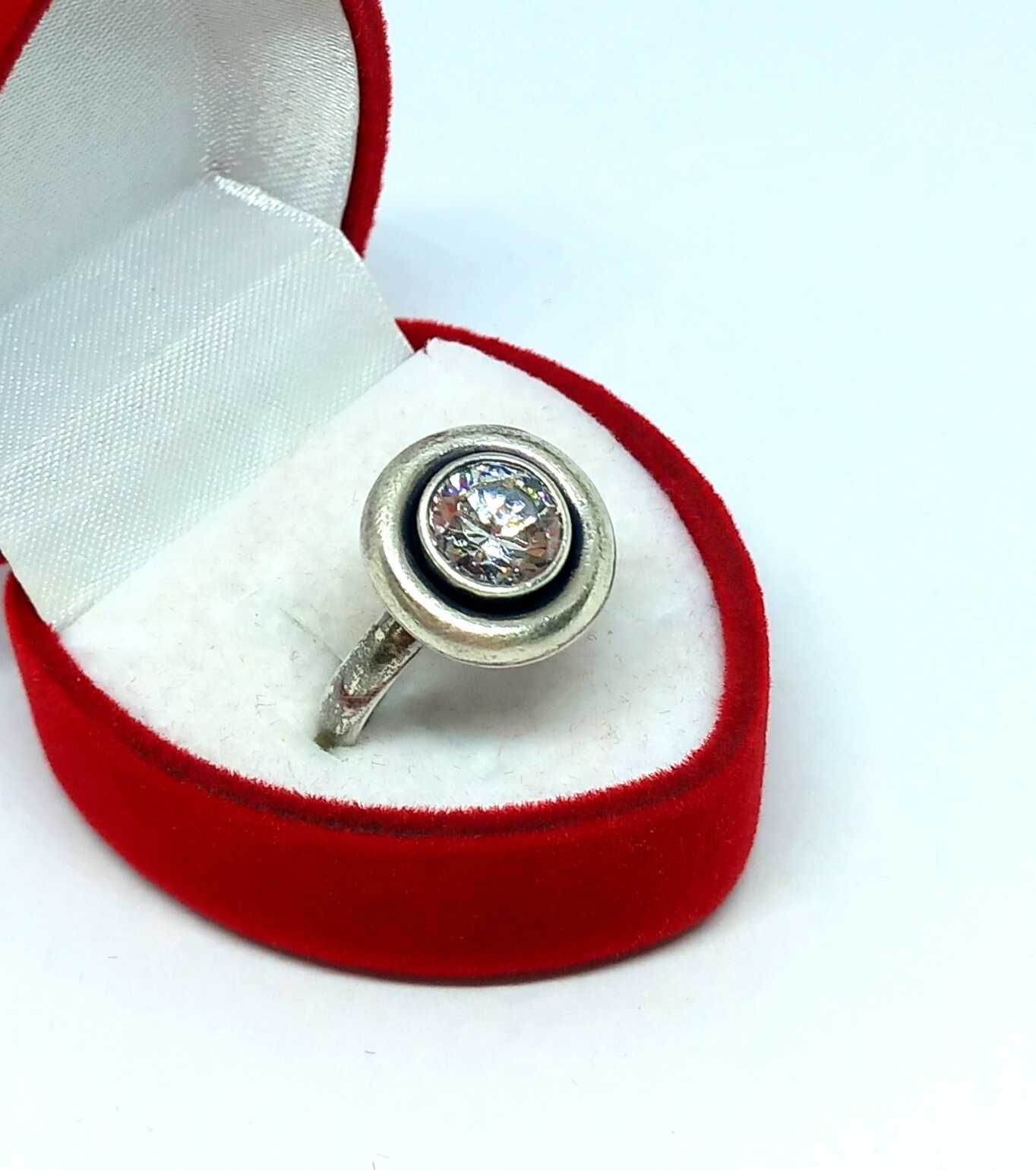 Srebrny pierścionek z Cyrkonią PR.925 W:3,41gr R.11 ,