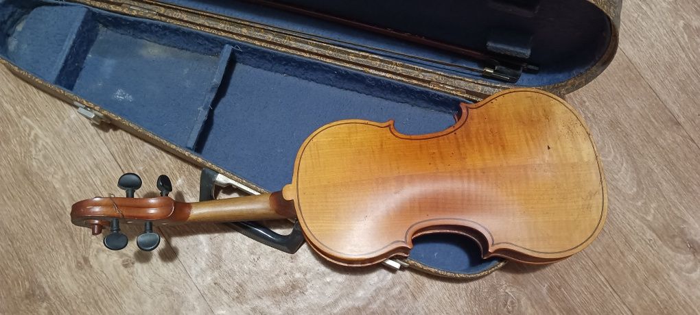 Скрипка з футояром