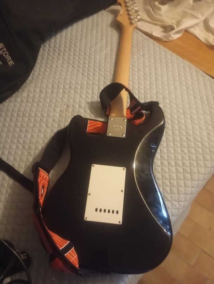 Guitarra eléctrica de J & D com acabamento Black + Amplificador.