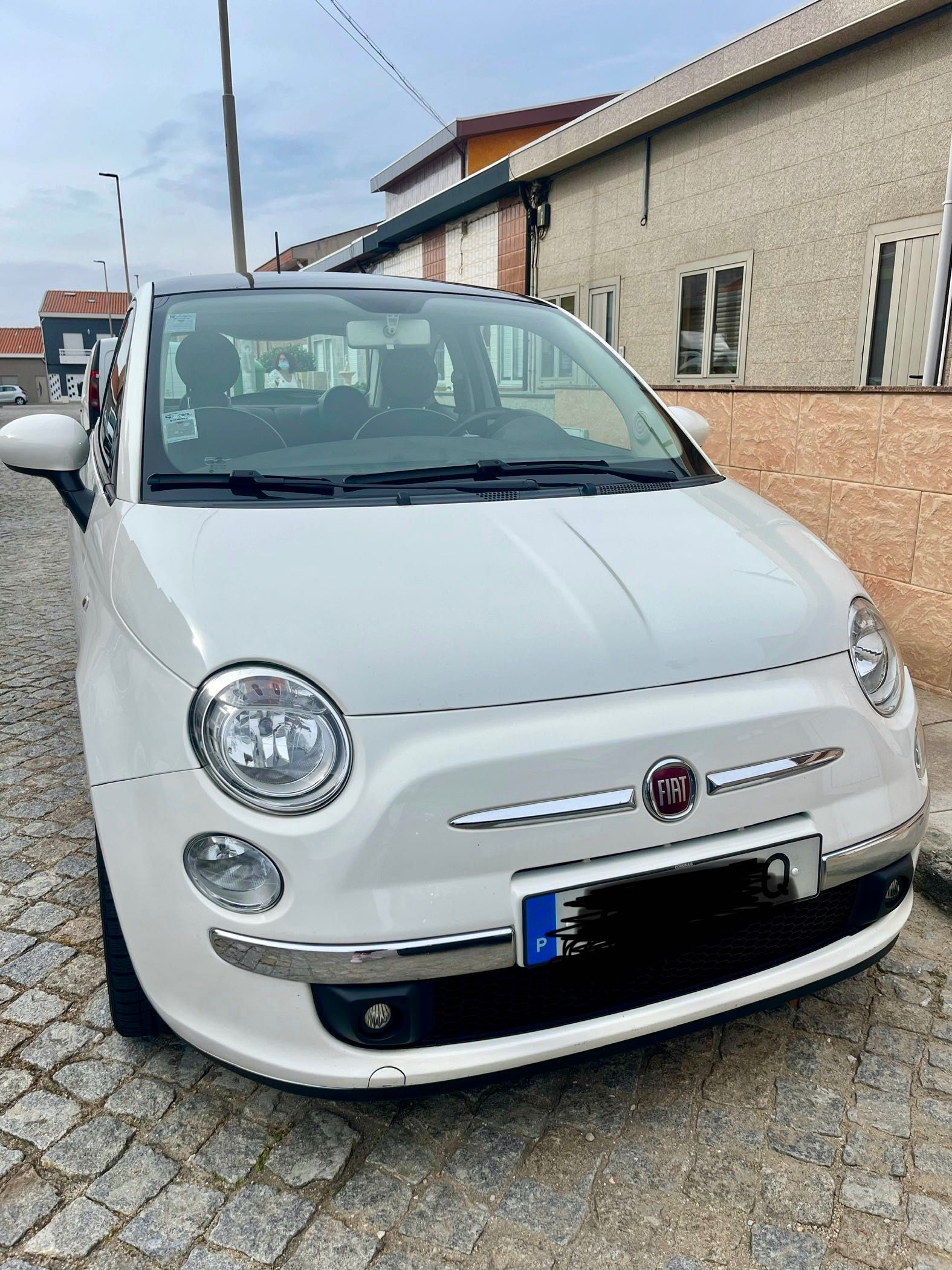 Carro Fiat 500 em ótimo estado e económico.