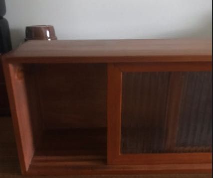 Pequeno móvel expositor com portas em vidro