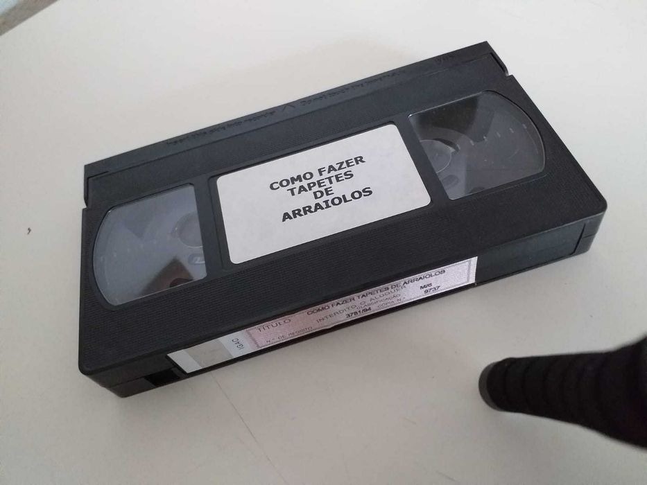 Fita VHS "Como fazer Tapetes de Arraiolos" da Serranofil