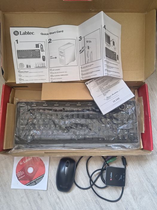 Беспроводная клавиатура и мышь.