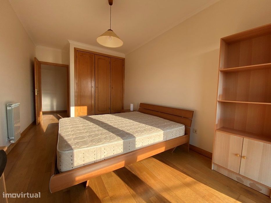 Quarto para Rapaz Estudante – Mário Sacramento / Glicínias