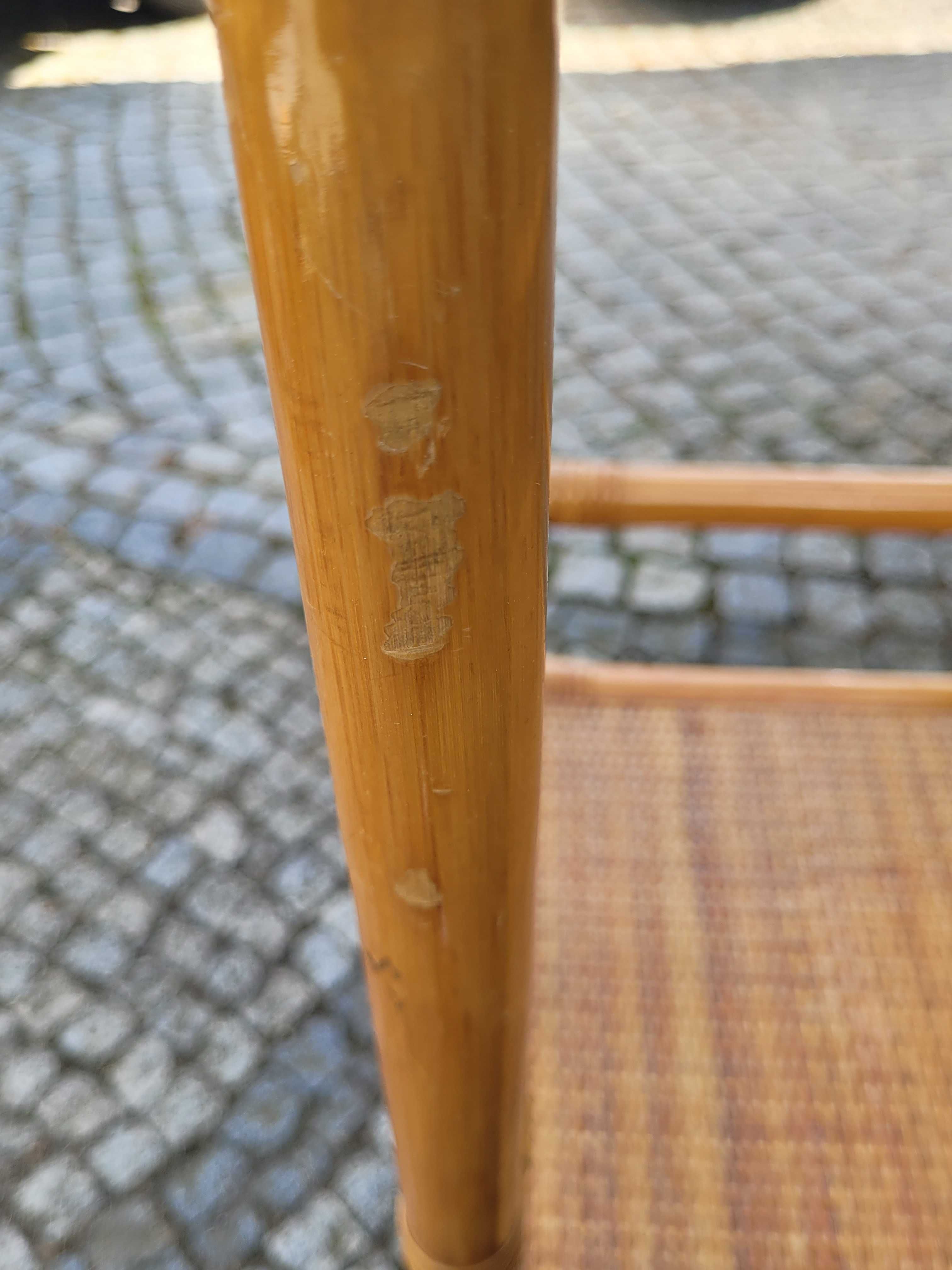 Ratanowy regał na książki z szufladami