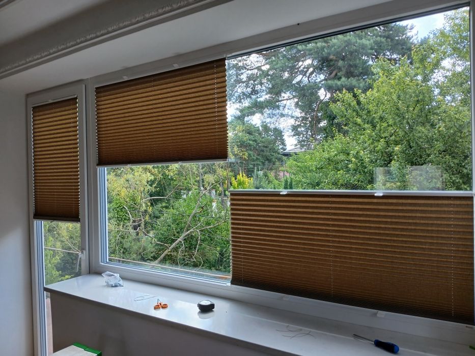 Plisy okienne na wymiar, zaciemniające i półprzepuszczalne z montażem