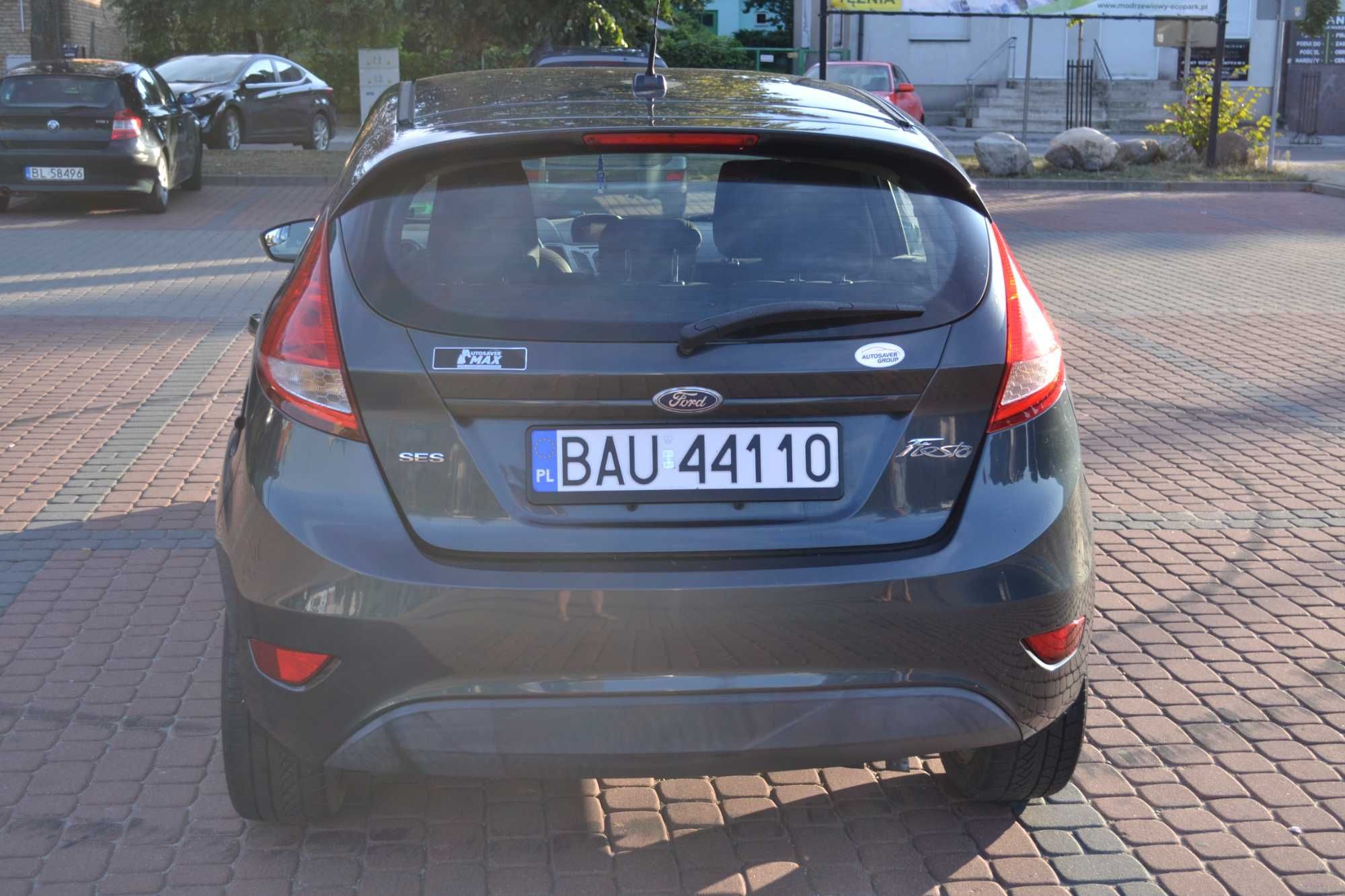 Sprzedam Forda Fiestę 1,6 benz 2011, lekko uszkodzony